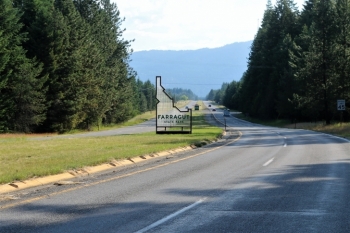 A picture of Farragut State Park sign at the entrance.