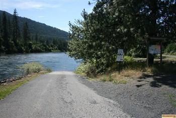 This picture is of the main attraction at Ahsahka Access Site, the boat launch.