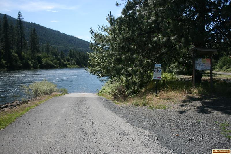 This picture is of the main attraction at Ahsahka Access Site, the boat launch.