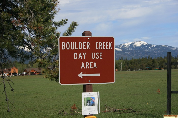 Boulder Creek is a day use area with a very nice boat ramp and some wonderful beaches. 
There are picnic tables scattered about the woods near the beaches. 