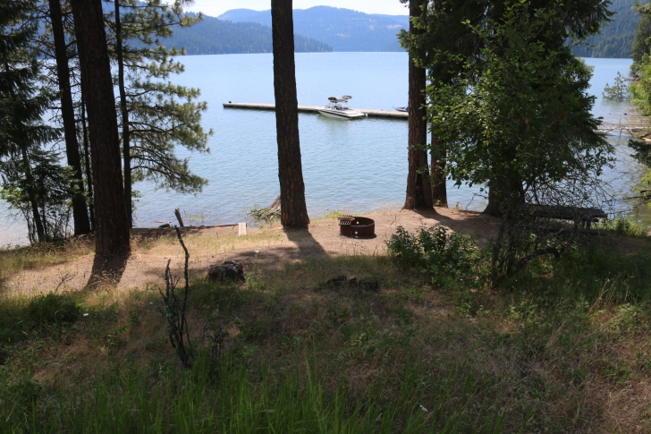 From this campsite you can watch the nearby boat dock.