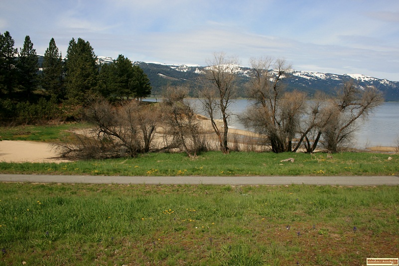 This is a really bad view of the beach at Ridgeviews Day-use area.