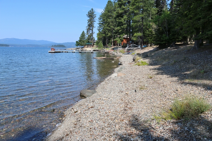 There is a bit more lake access on the other side of the boat launch. Skipping Stone Loop is right about here.