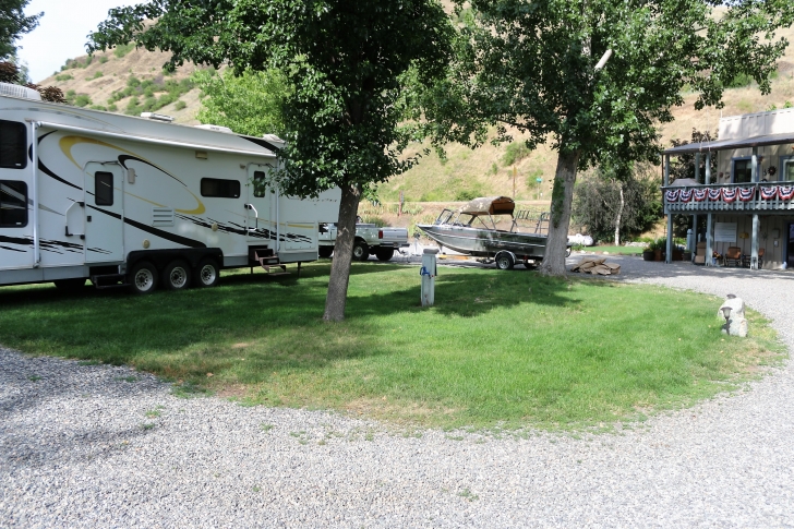A picture of the campsite in the middle of the park.