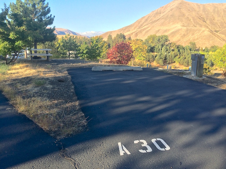 A picture of campsite 30 in loop A of Woodhead Park on Brownlee Reservoir.