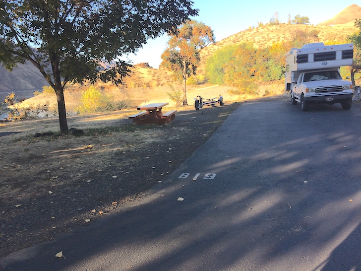 A picture of campsite 19 in loop B of Woodhead Park on Brownlee Reservoir.