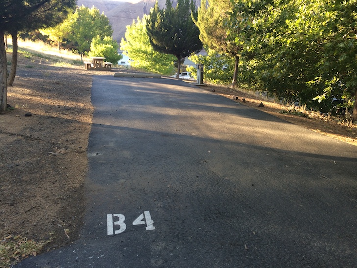 A picture of campsite 4 in Loop B of Woodhead Park on Brownlee Reservoir in Idaho.