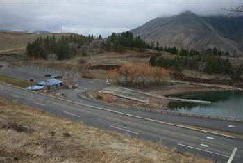 Picture of boat ramp and dock at Woodhead Park with fish cleaning area beside bathrooms.