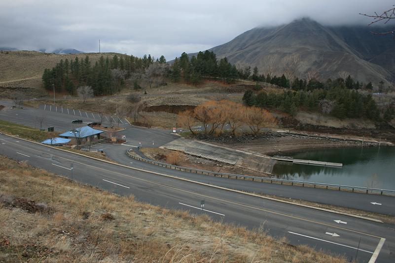 Picture of boat ramp and dock at Woodhead Park with fish cleaning area beside bathrooms.