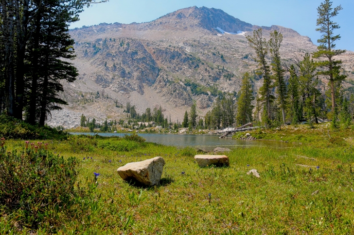 Hiking to Alice Lake in the Sawtooth Mountains of Idaho.