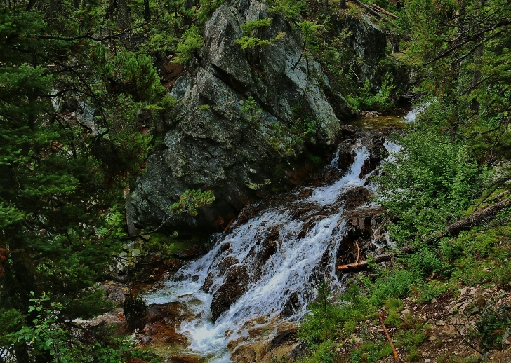 Hiking to Alice Lake in the Sawtooth Mountains of Idaho.