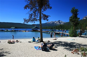 Hiking to the Bench Lakes by way of the shuttle to Redfish Inlet Trailhead.