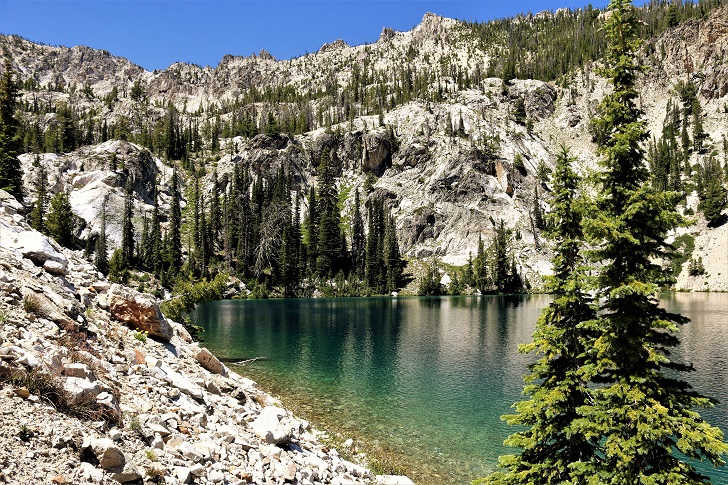 A picture of the second Hanson Lake looking west to the peaks above the lakes.
