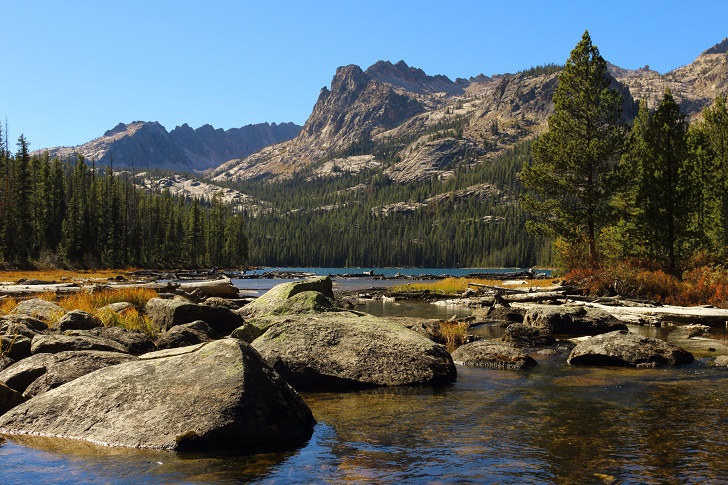A picture of Hell Roaring Lake.